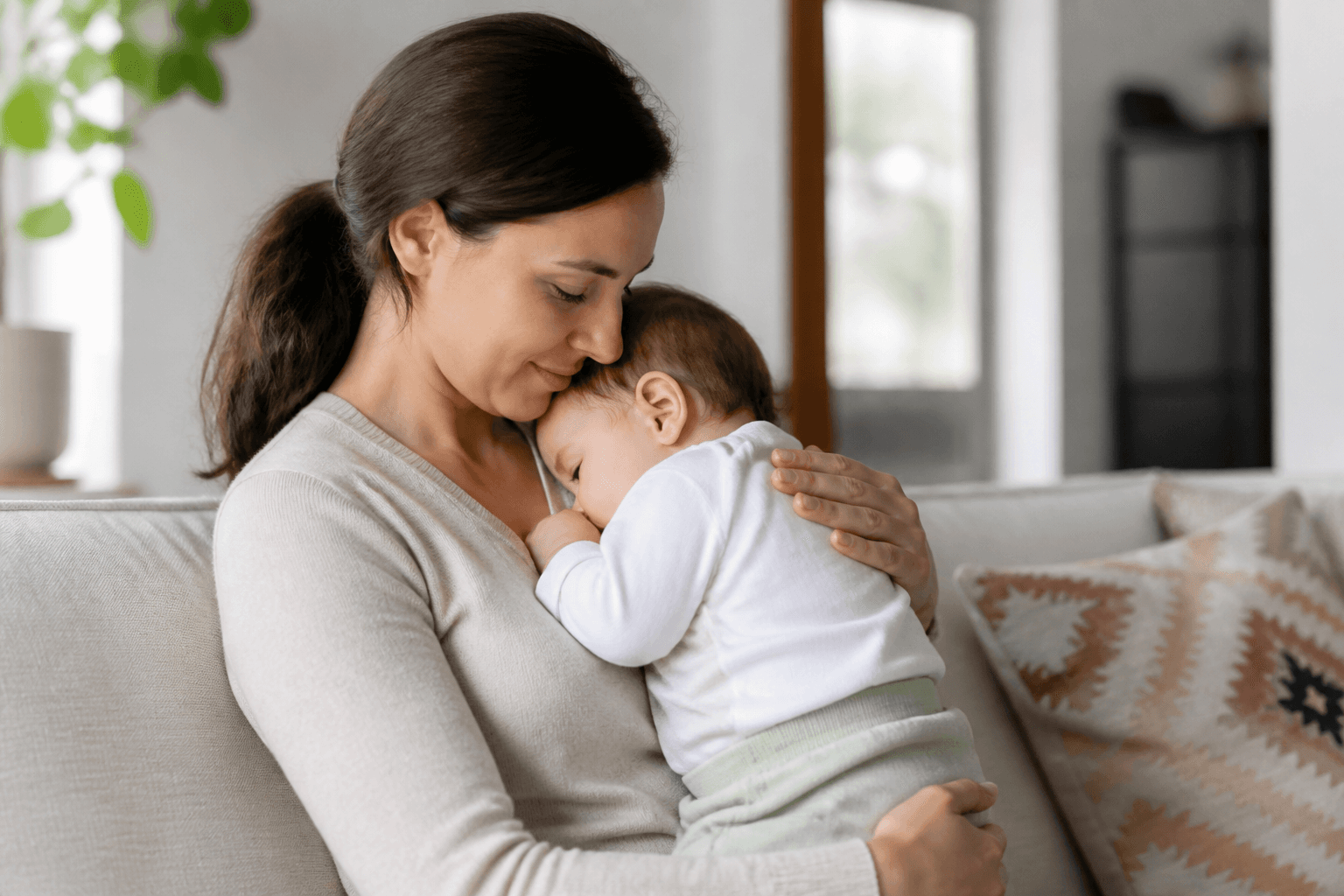 Imagine fotorealista, fara text, cu o mama care tine in brate un bebelus intr-un living luminos