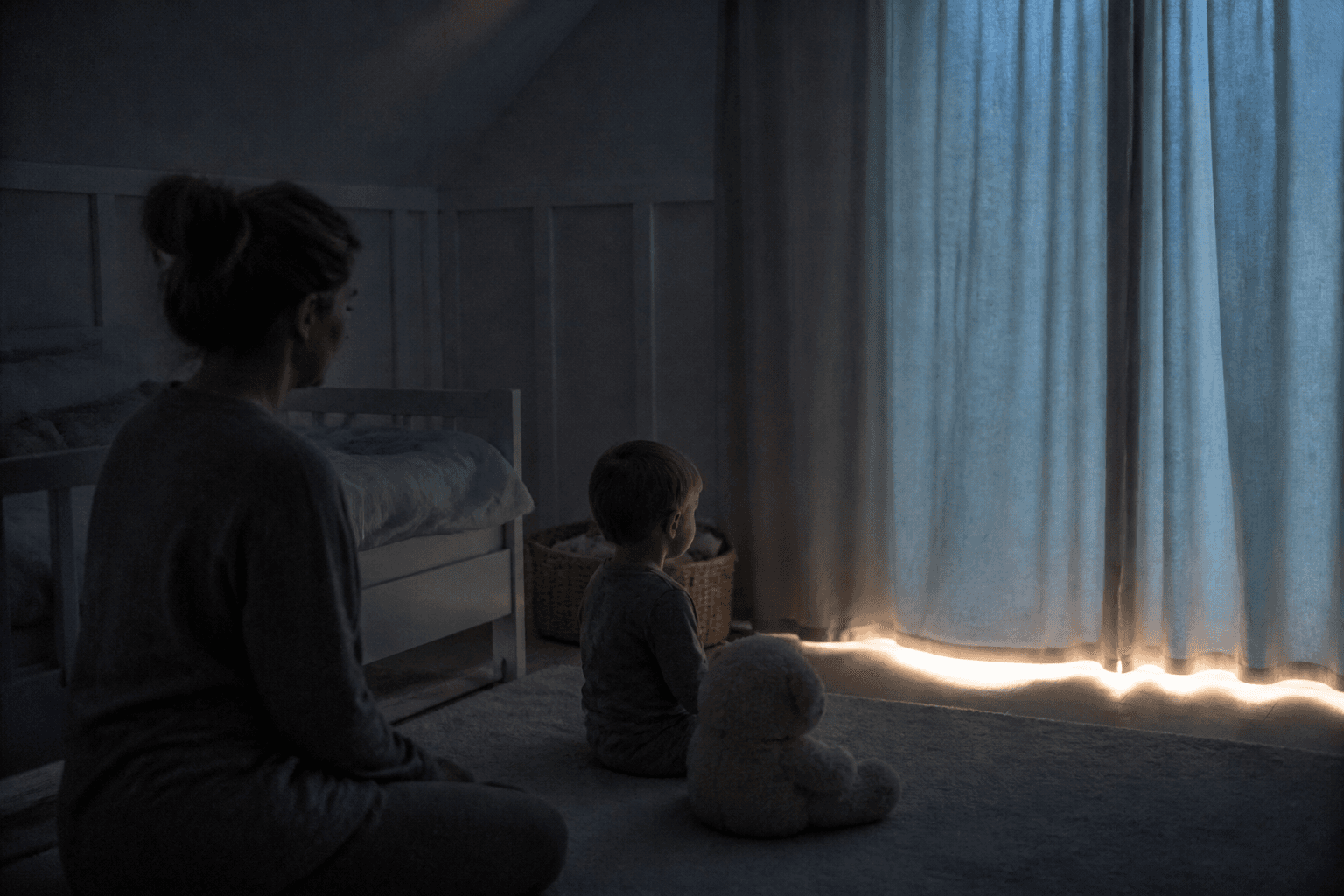 Imagine fotorealista, fara text, cu un copil mic trezit foarte devreme intr-o camera inca intunecoasa