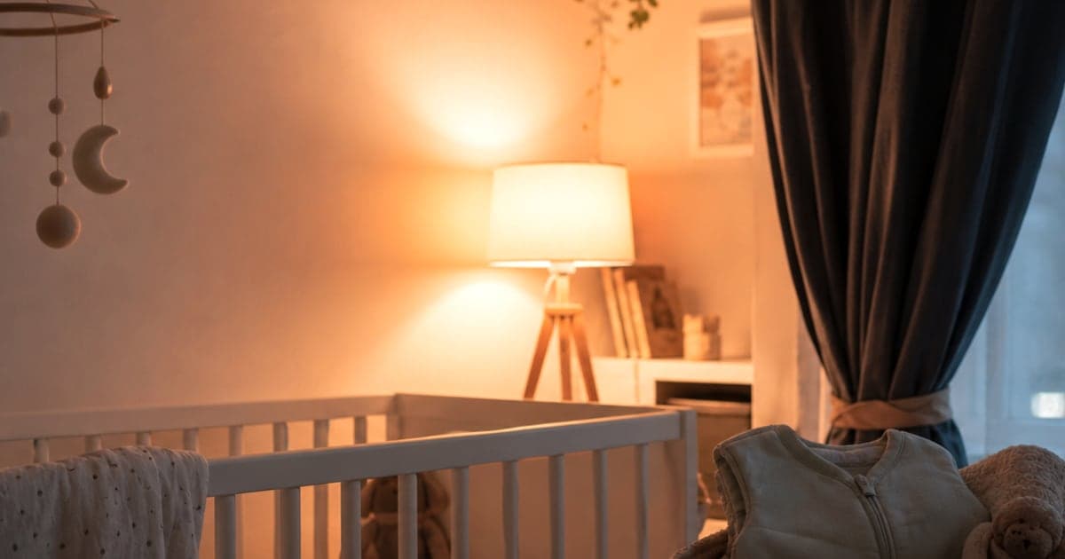 Imagine fotorealista, fara text, pentru articolul despre treziri nocturne la 12-18 luni