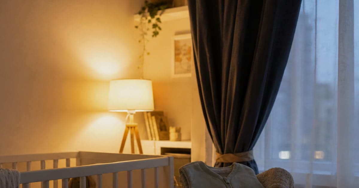 Imagine fotorealista, fara text, pentru articolul despre treziri nocturne la 12-18 luni