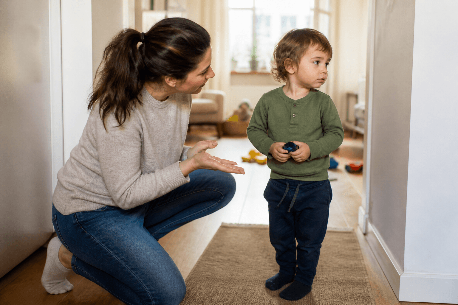 Imagine fotorealista, fara text, cu un toddler si un parinte la intrarea unei crese, intr-un moment calm de acomodare