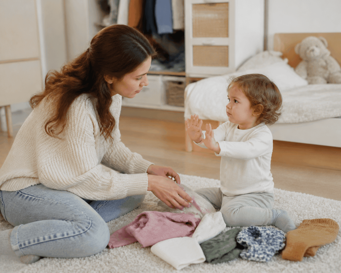 Imagine fotorealista, fara text, cu un toddler care refuza blând sa se imbrace iar parintele ramane calm